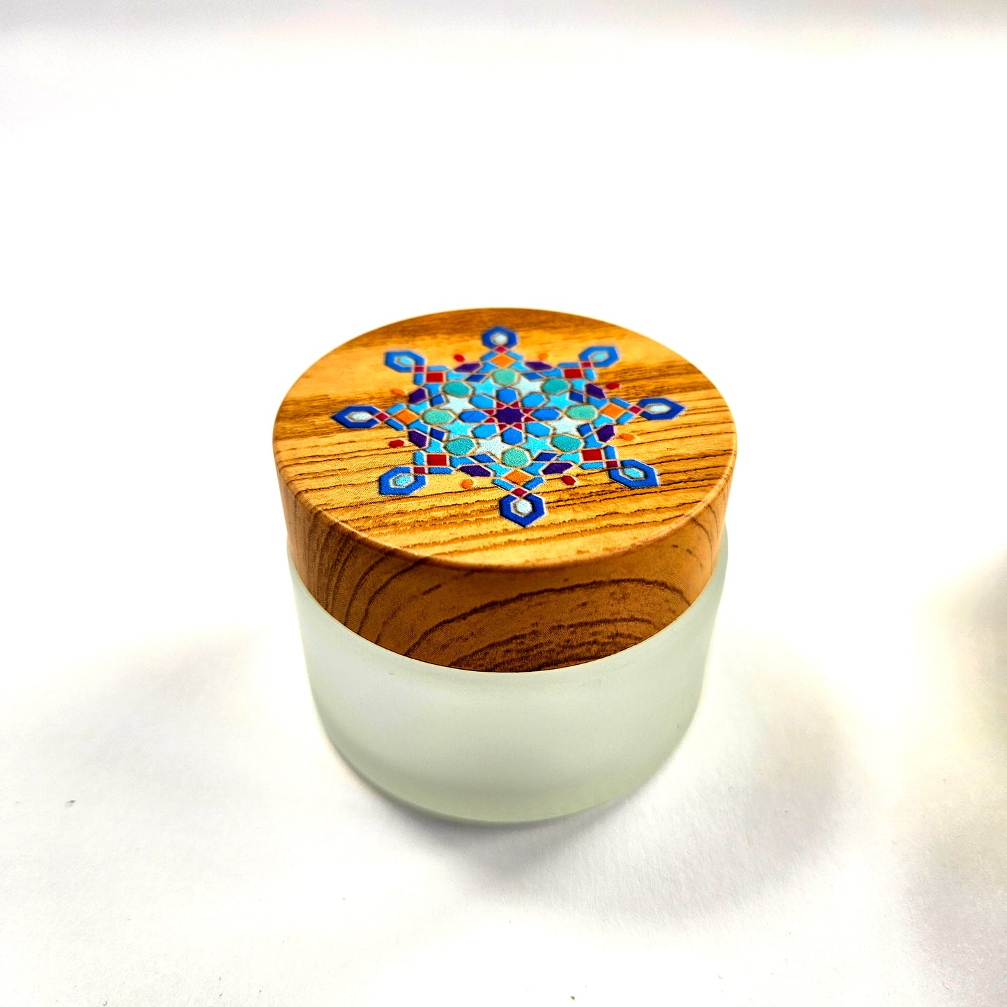 محبرة بلاستيكية شفافة مع غطاء خشبي