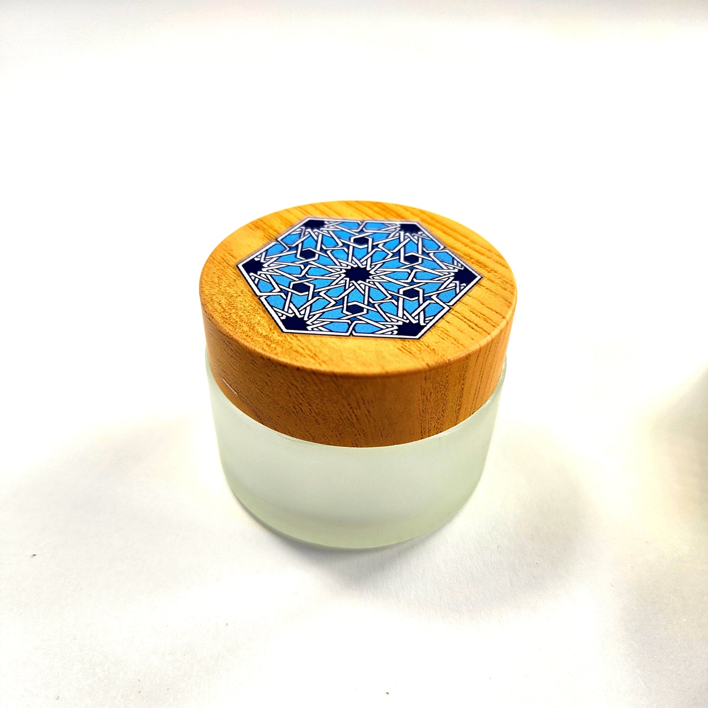 محبرة بلاستيكية شفافة مع غطاء خشبي