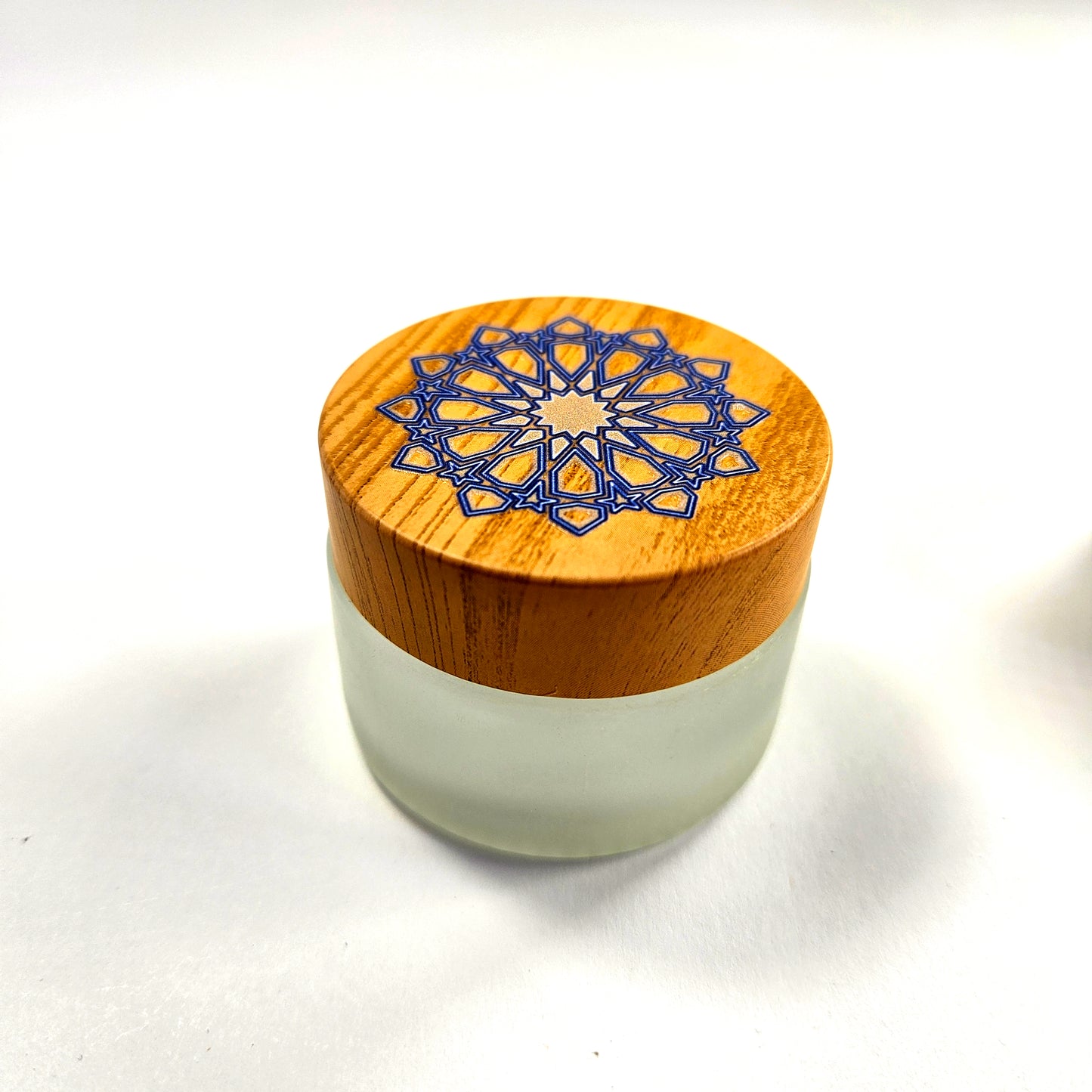 محبرة بلاستيكية شفافة مع غطاء خشبي