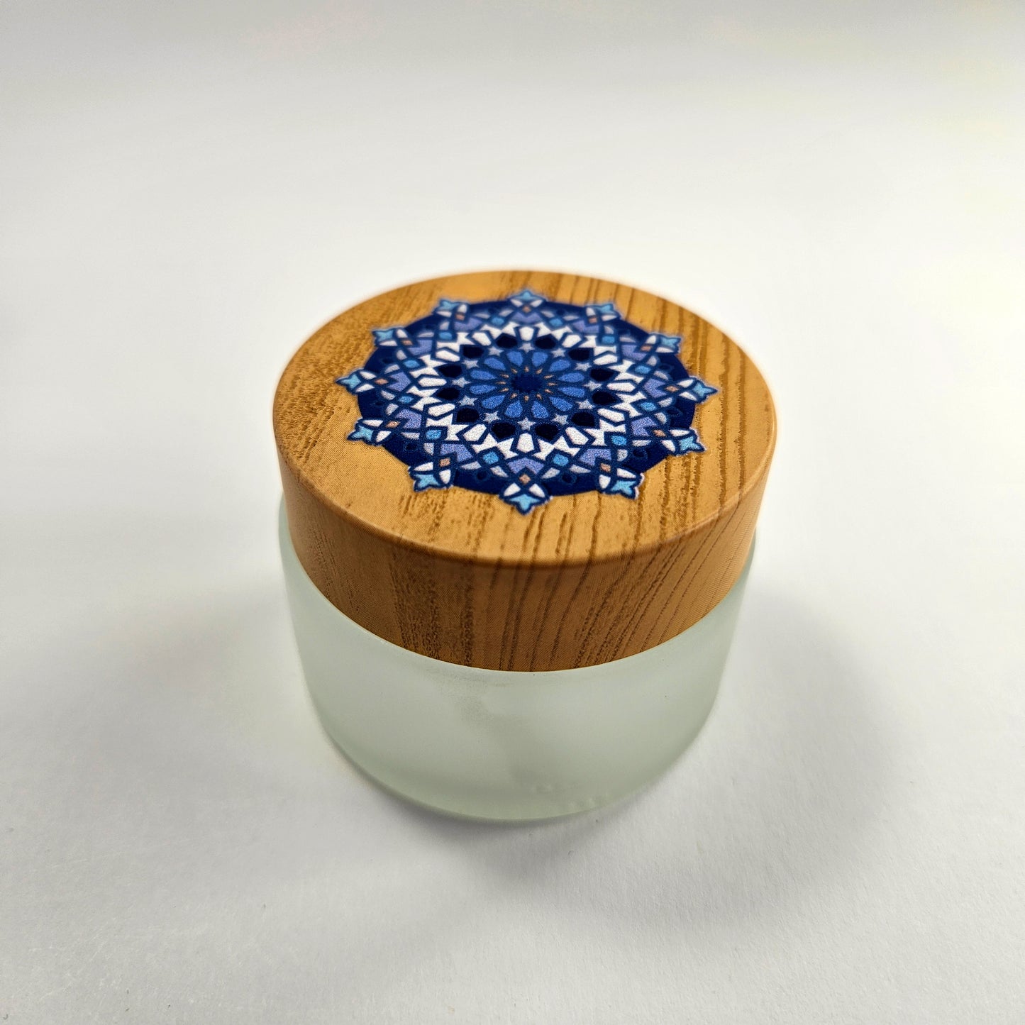 محبرة بلاستيكية شفافة مع غطاء خشبي