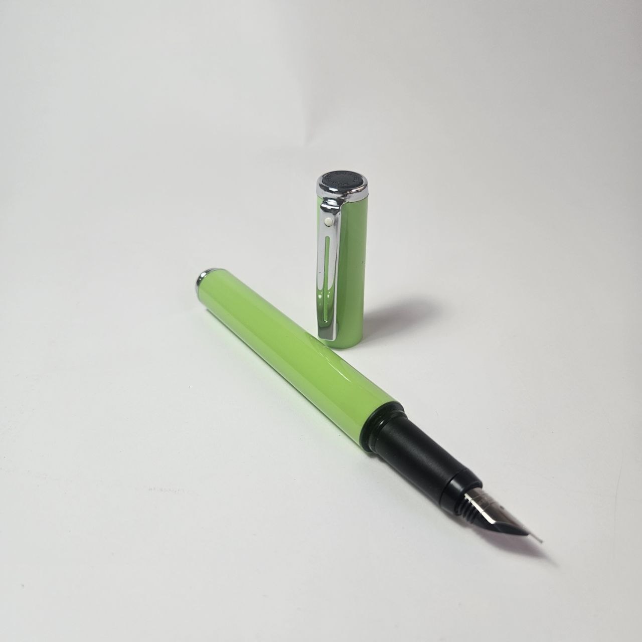 Sheaffer Pop Fountain Pen – Stylish Entry-Level Pen for Writing and Calligraphy